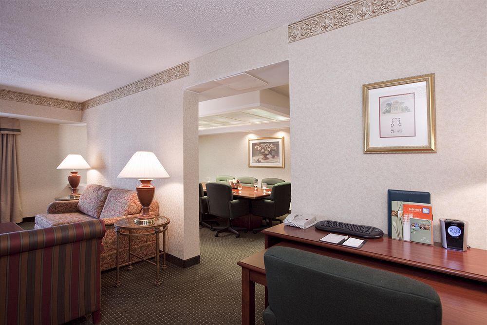 Doubletree Suites By Hilton Hotel Cincinnati - Blue Ash شارونفيل الغرفة الصورة