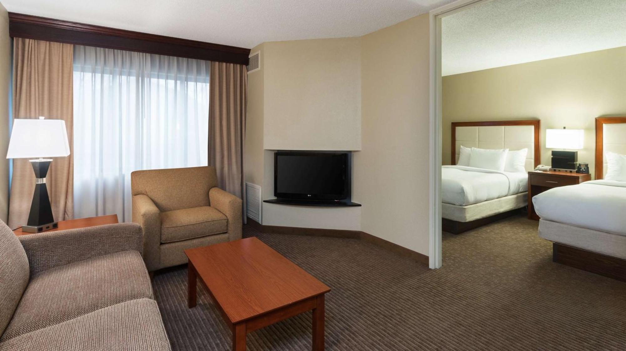 Doubletree Suites By Hilton Hotel Cincinnati - Blue Ash شارونفيل المظهر الخارجي الصورة